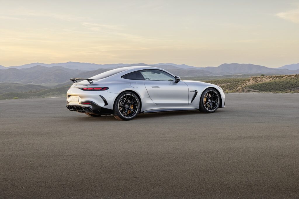 Mercedes-AMG GT Coupé stehend von der Seite